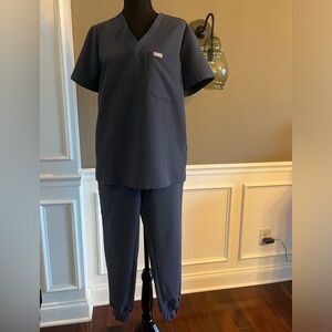 Figs scrub set in grey. Caterina top and Zamora jogger bottoms both in size M